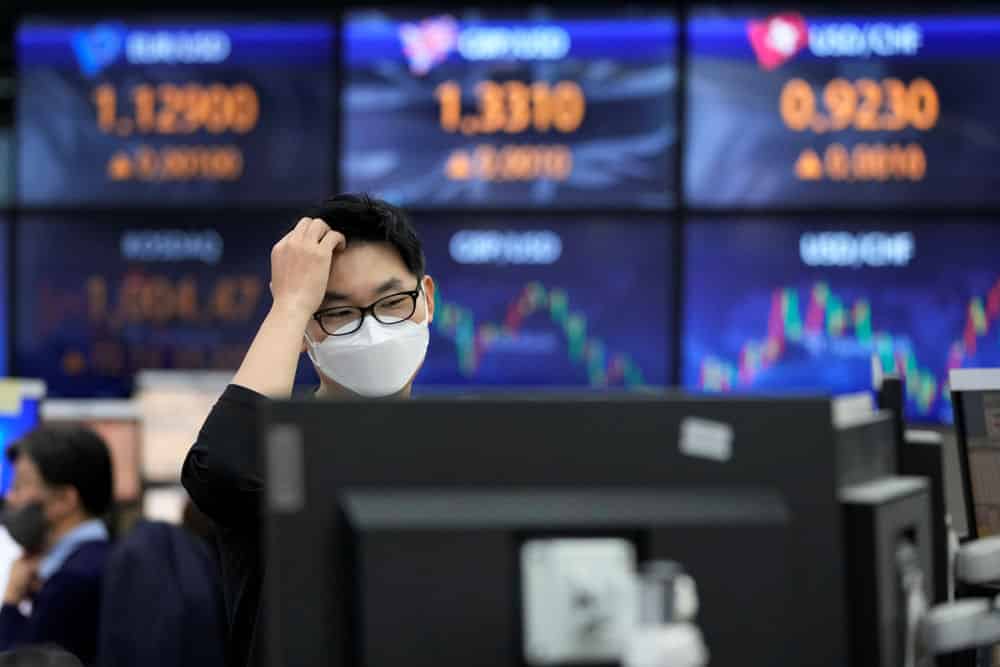 World Shares, US Futures Slip on Worries Over Omicron Risks