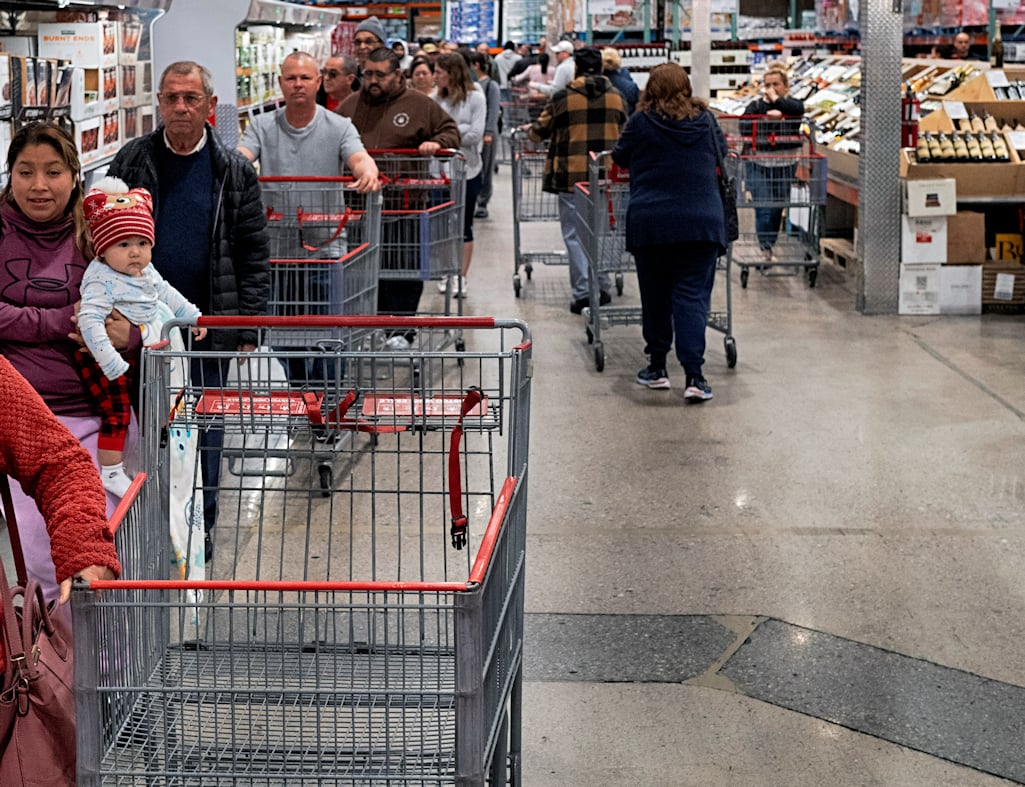US Consumers Cut Spending in January More Drastically Than at any Point in the Last Four Years