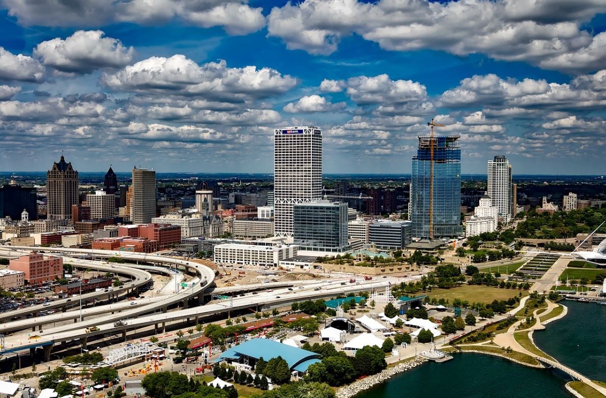 Many Attending DNC Convention in Milwaukee Slated to Room in Illinois