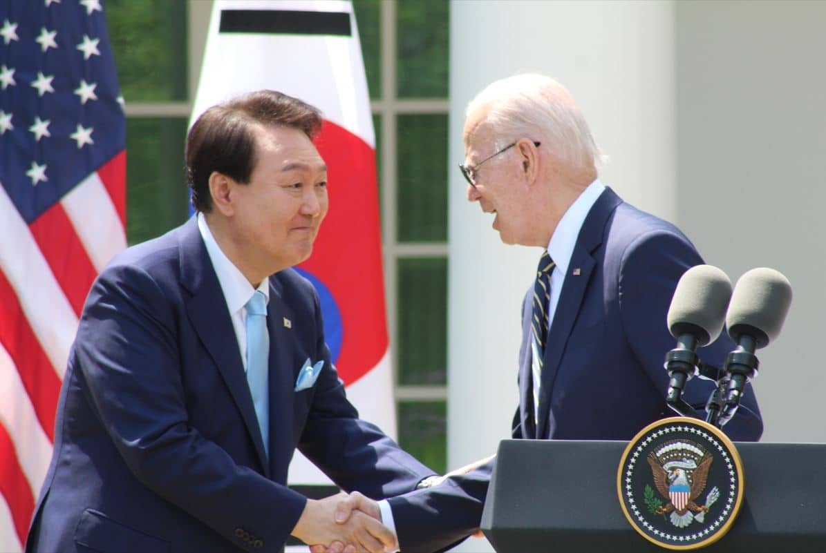 Crowd Swoons as Yoon Caps State Visit With Song