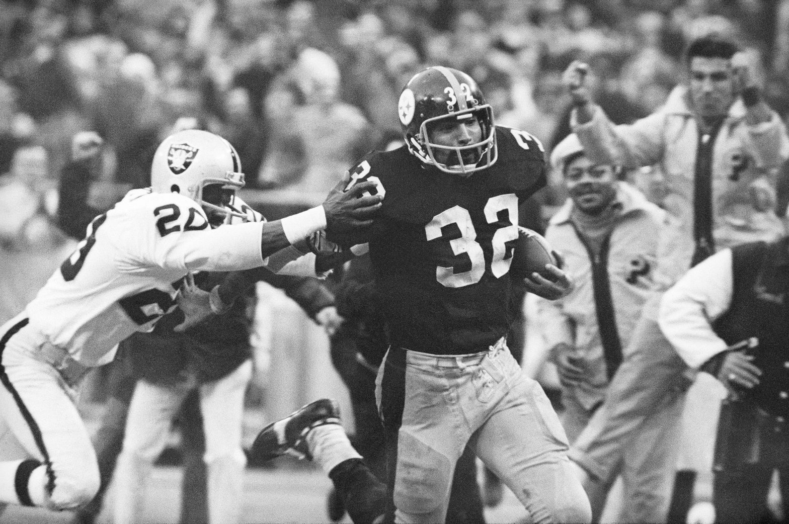 Steelers Hall of Fame Running Back Franco Harris Dies at 72