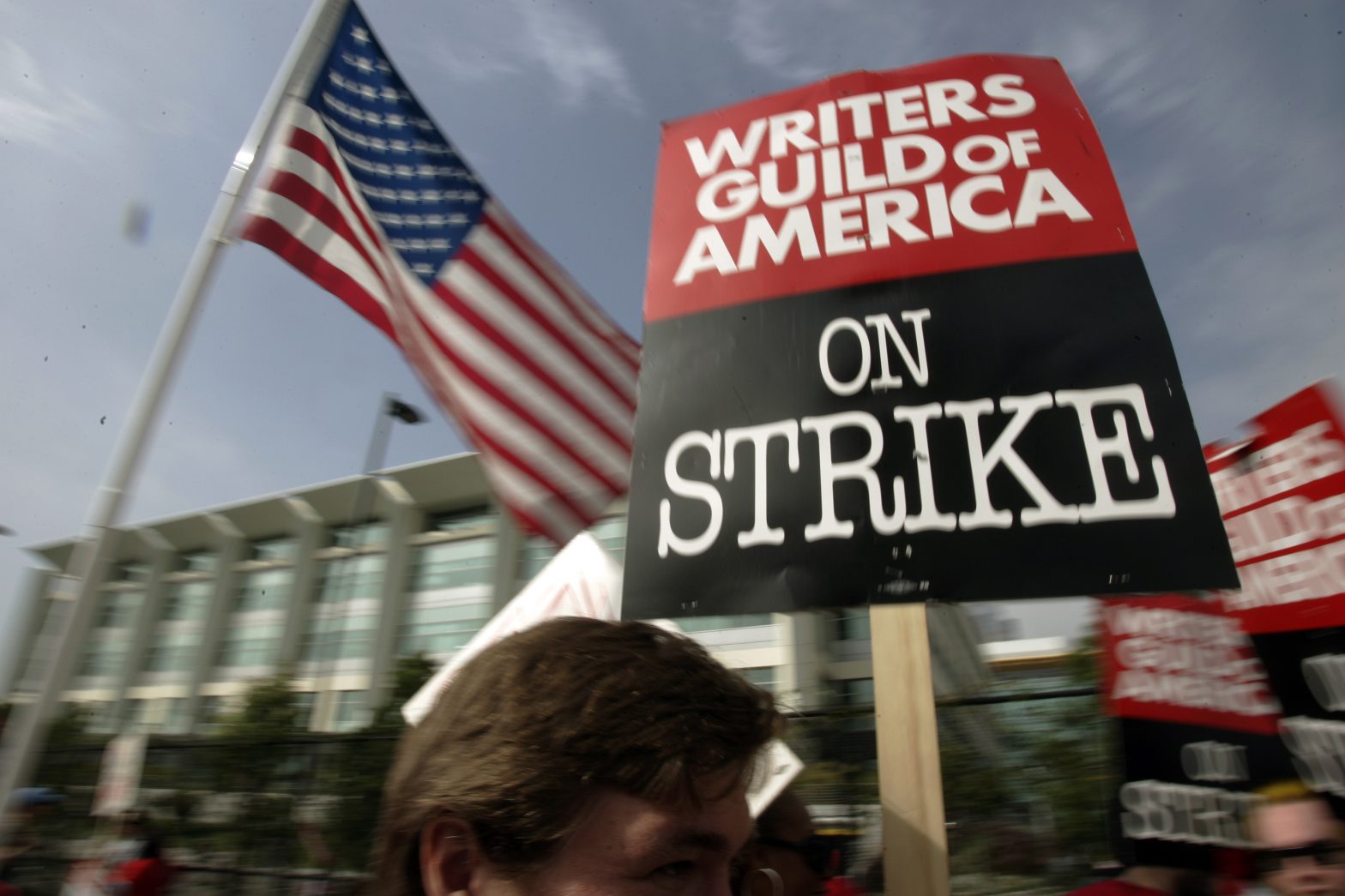 Hollywood Writers, Slamming ‘Gig Economy,’ to Go on Strike