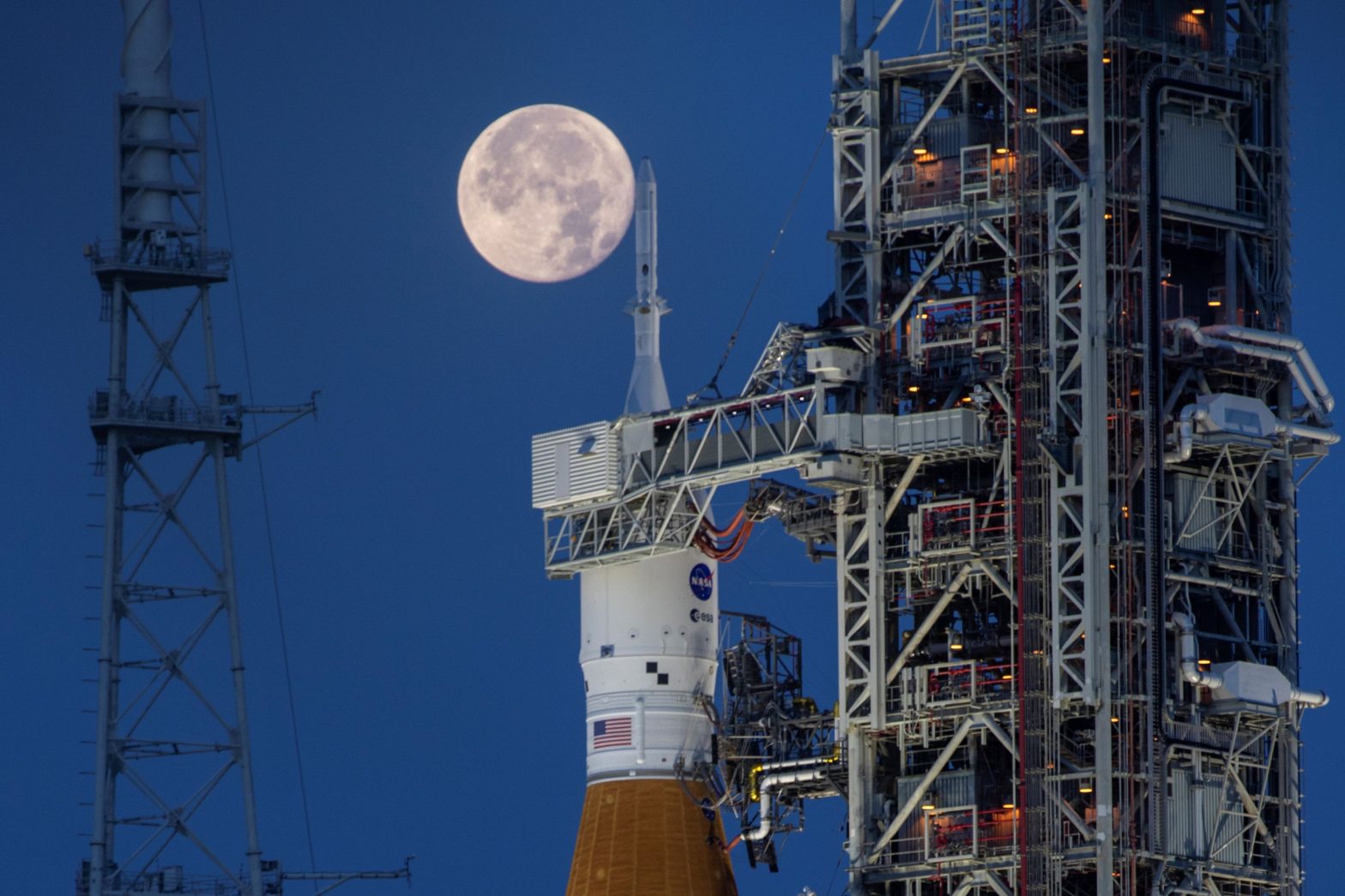 NASA’s Delay of Manned Moon Mission Prompts Questions in Congress