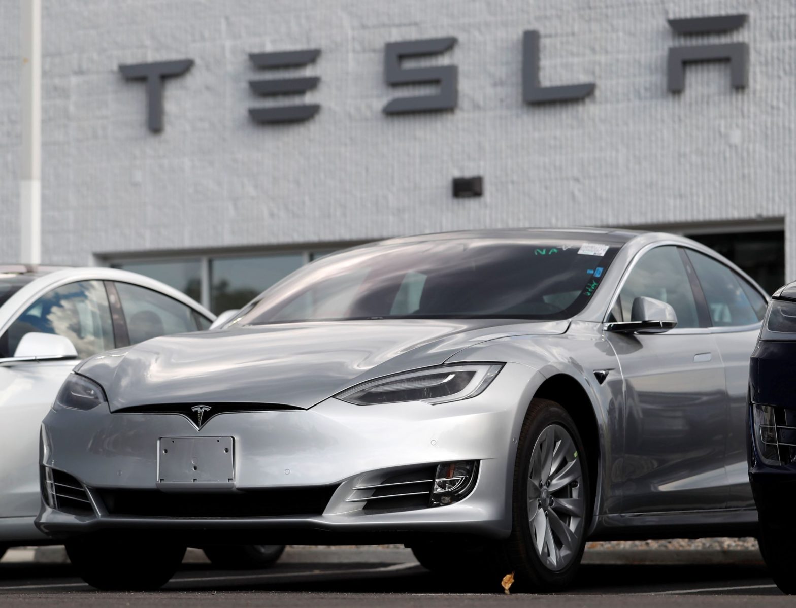 US Opens Formal Probe into Tesla Autopilot System