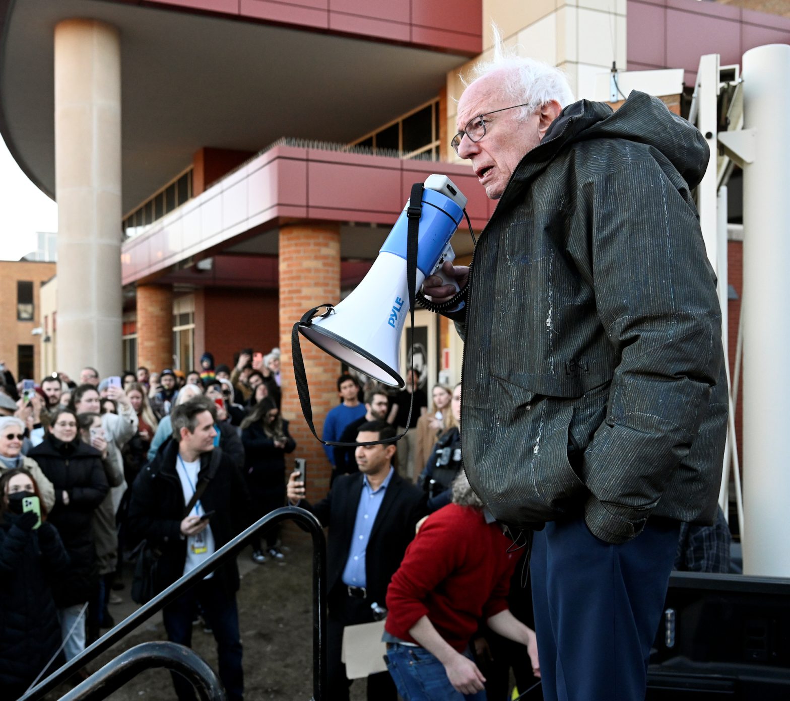 Drawing Huge Crowds, Bernie Sanders Steps Into Leadership of the Anti-Trump Resistance