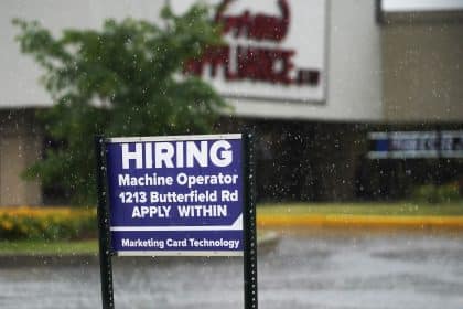 US Jobless Claims Drop to Pandemic Low of 267,000