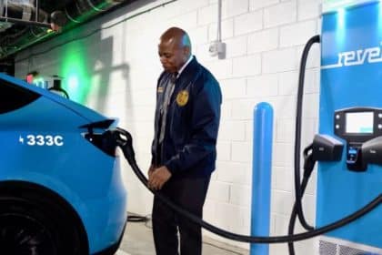 NYC Mayor Performs Inaugural Charge at EV Charging ‘Superhub’