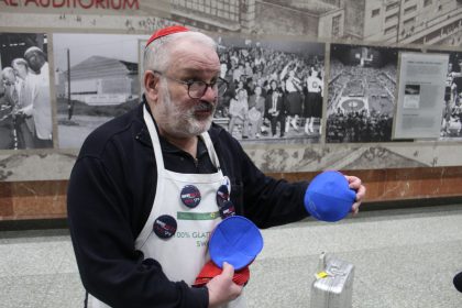 ‘Yarmulke Guy’ Seeks Peace, Love and Understanding Amid Caucus Frenzy