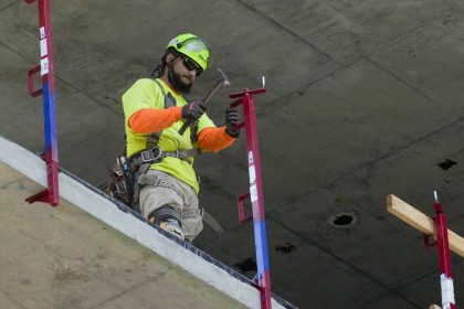 US Job Openings Fall as Demand for Workers Weakens