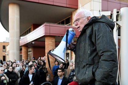Drawing Huge Crowds, Bernie Sanders Steps Into Leadership of the Anti-Trump Resistance