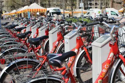 Commuters Flock to Bike Shares in Cities Despite Concerns Over Health Risk