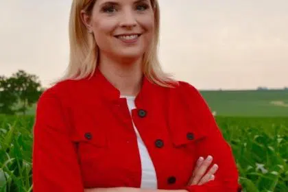 IA-01: Ashley Hinson (R)