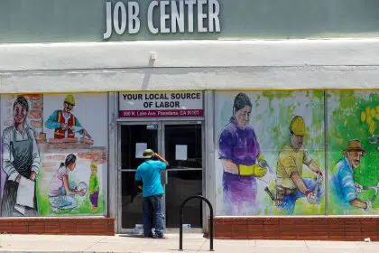 US Jobless Claims Plunge to 576,000, Lowest Since Pandemic