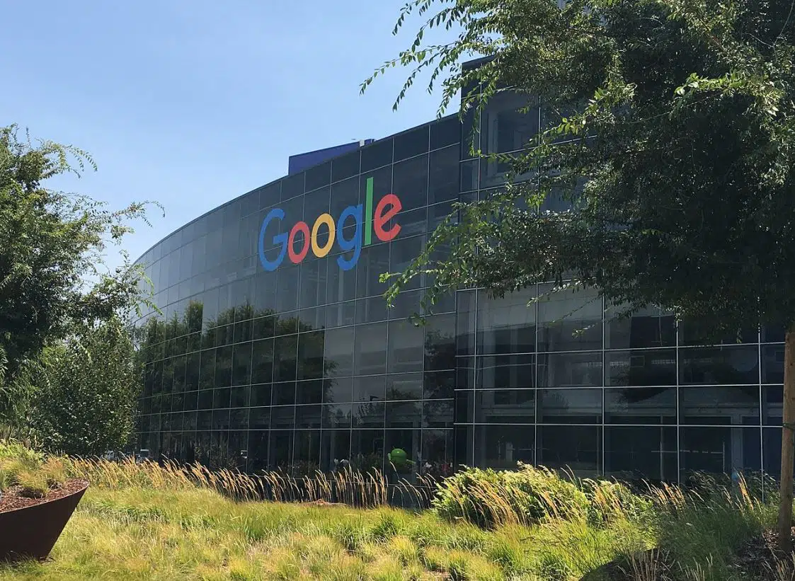 Justices Side With Google in Copyright Fight With Oracle