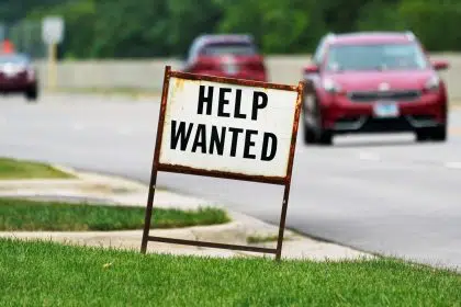 US Jobless Claims Down 14,000 to 385,000 as Economy Rebounds