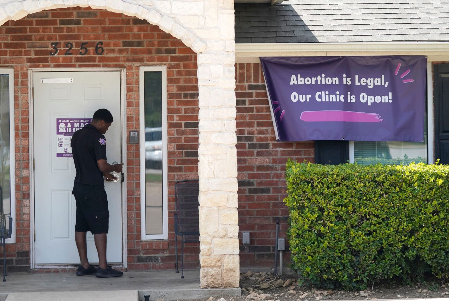 Women’s Clinics Outside of Texas See Surge in Abortion Refugees