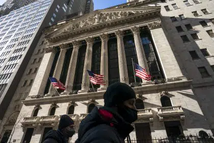 Stocks Fall on Wall Street as US Oil Price Briefly Hits $130