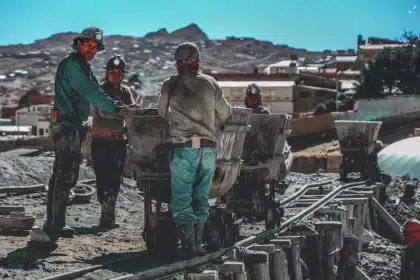 Senators Push Regulators on New Silica Standards for Miners