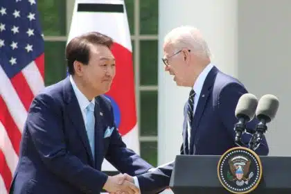 Crowd Swoons as Yoon Caps State Visit With Song