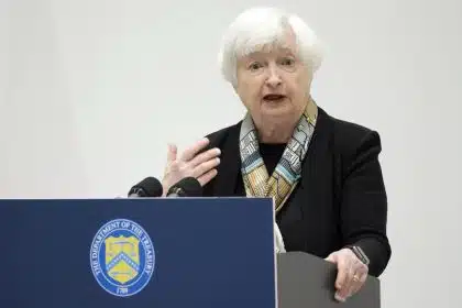G7 Finance Ministers Seek Ways to Spur Global Economy as Debt Risks Loom